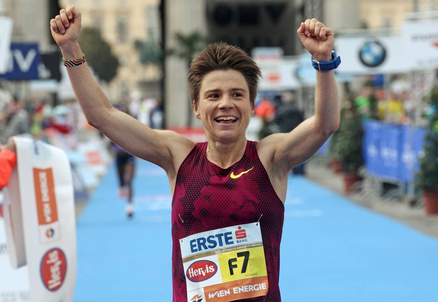 Maja Neuenschwander, svizzera esulta dopo aver vinto la maratona di Vienna (Action Images)